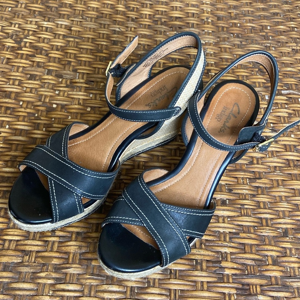 CLARKS OPEN TOE SANDALS / WEDGE IN BLACK. [SIZE: 8.5]